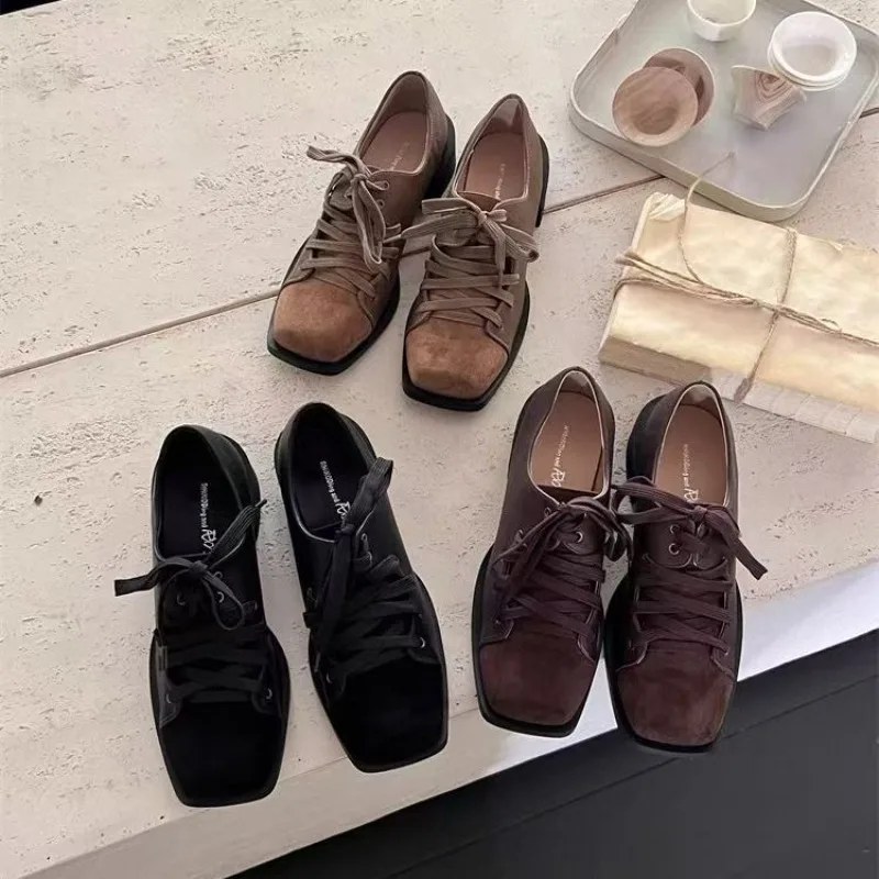 2025 sapatos de couro pequenos femininos primavera e outono vintage rendas até salto grosso cabeça quadrada único sapatos femininos de deslocamento