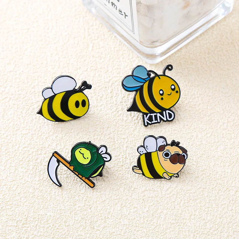 Cartoon cute bee animal brooch, interesting little bee insect badge, clothing accessories, bags, hats, creative Jewelry