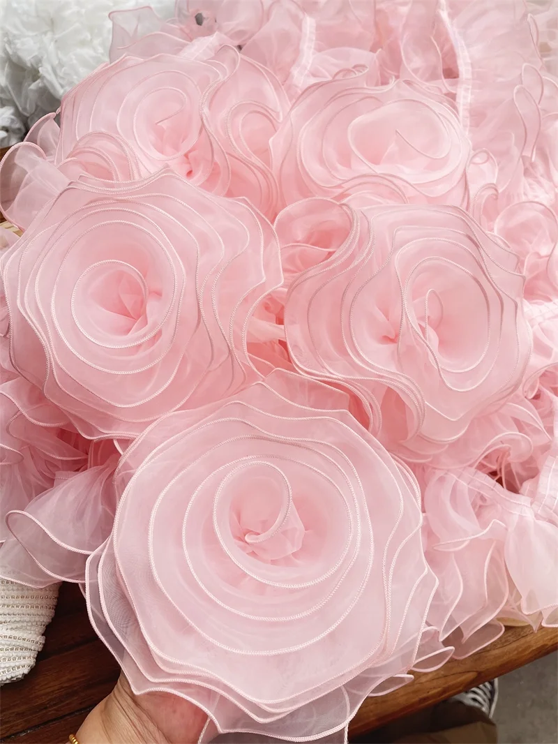 Rosa Organza Flauschiges Großes Blumen-Haaraccessoire, Bestickte Spitze, Handgefertigt, Kleidungszubehör, Hochzeitskleider – Detail 9