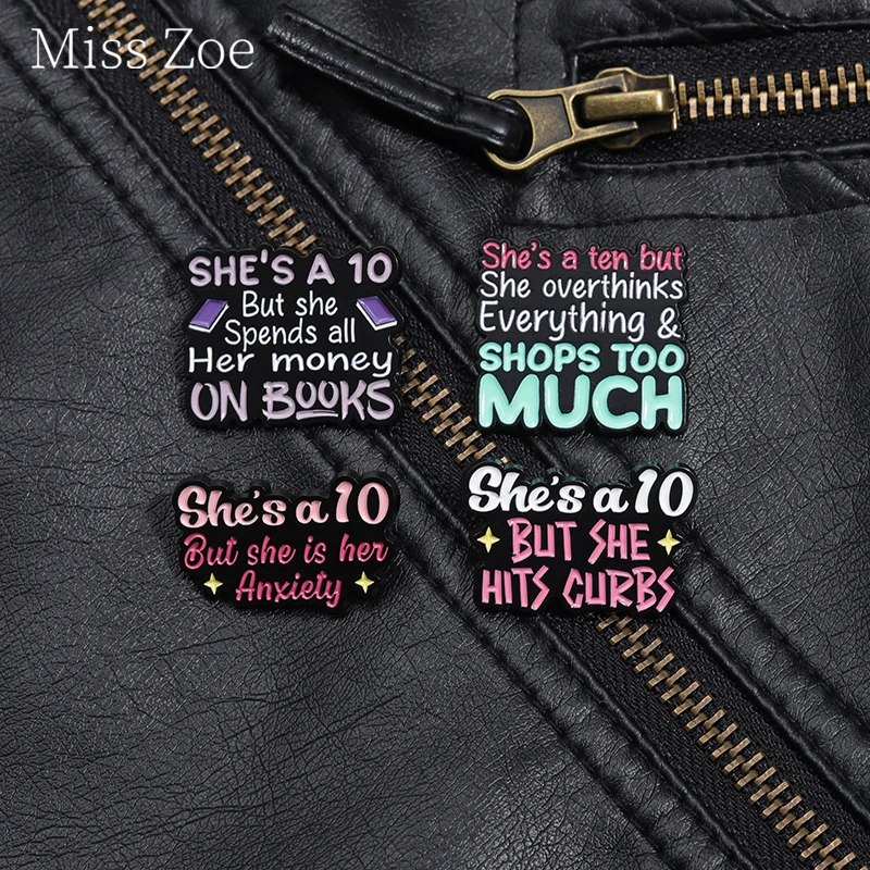 Alfiler esmaltado para ansiedad Social, insignia de Metal con broche, solapa y mochila, sobre el pensamiento Social, sostiene un diez, pero ella gasta todo su dinero en libros