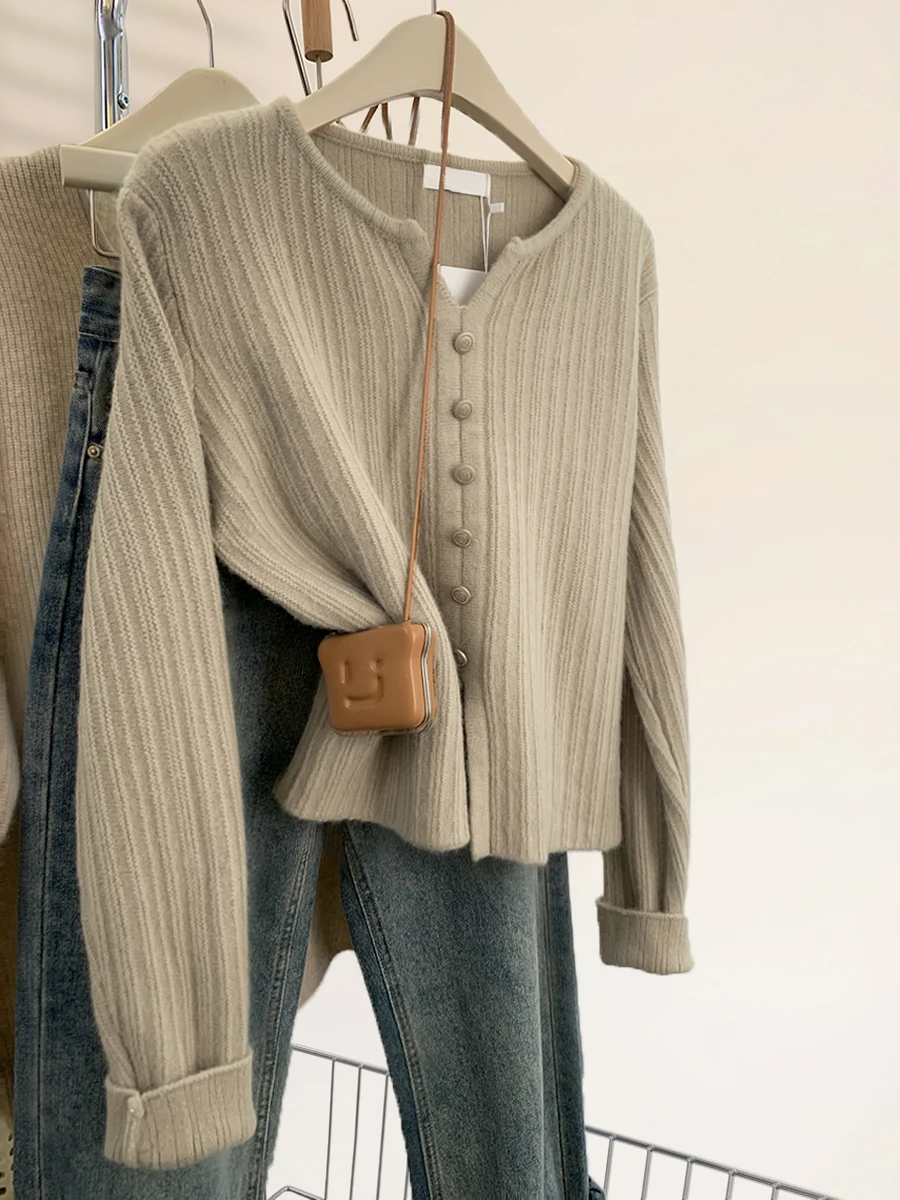 

V-neck cashmere sweater shoulder bottoming sweater women's new small split sweater with bottoming shirt inside.