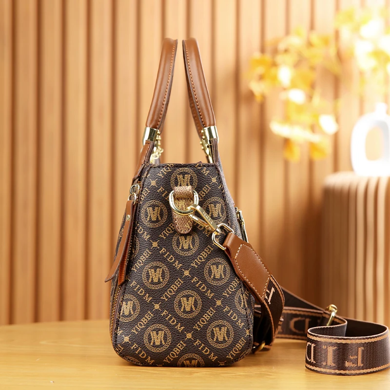 حقيبة يد كلاسيكية مطبوعة بأحرف - مراجعة Luxury Bags Big وسعره