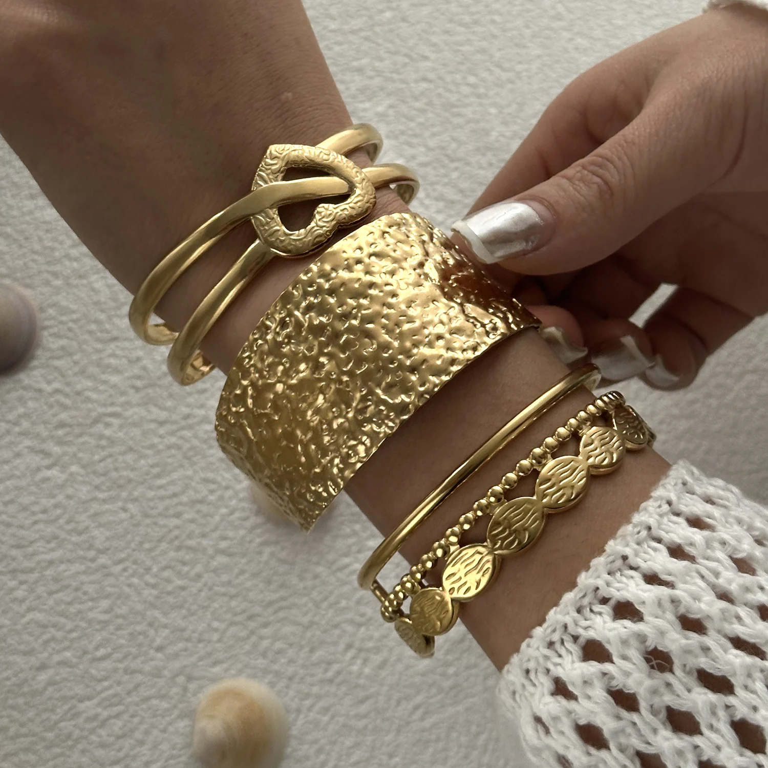 Vintage Korallenfarbene Edelstahl-Armreifen für Frauen, Seestern-Muschel-Fisch-Motiv, breiter Manschettenarmreif, Bohemian-Sommer-Handgelenkschmuck – Detail 9