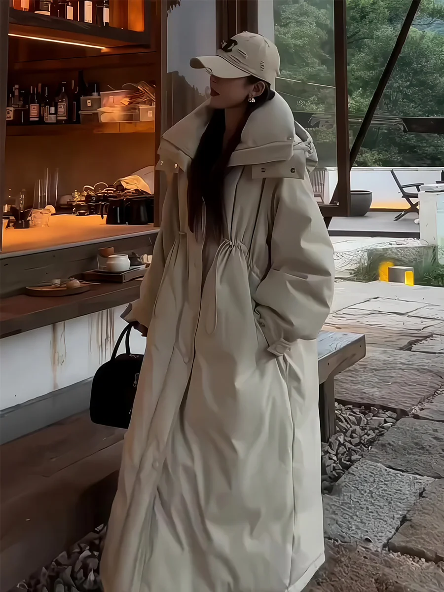 

Женская удлиненная пуховая куртка с капюшоном, утепленная, с регулируемым поясом, выше колена, модная повседневная, белая, из искусственного пуха.