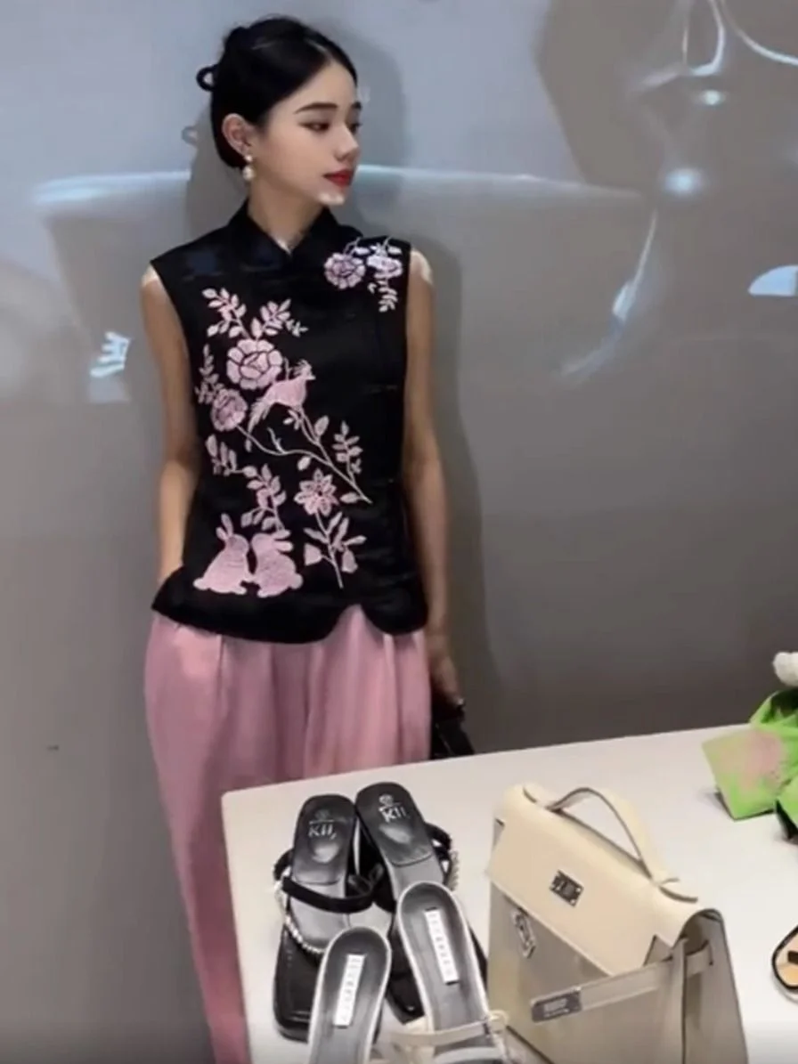 เสื้อแจ็คเก็ตปักลายสไตล์จีนใหม่สำหรับผู้หญิง ฤดูใบไม้ผลิ ฤดูร้อน 2025 คอตั้ง ติดกระดุม เสื้อกั๊กผู้หญิง