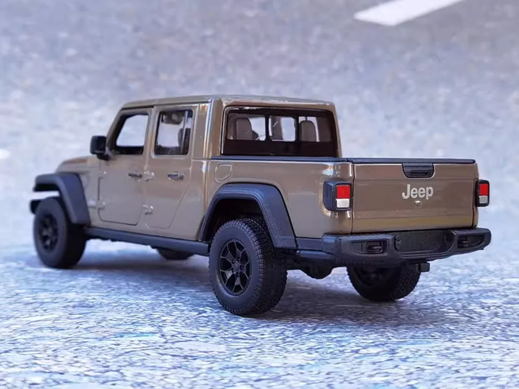 Welly Diecast 1/27 Scale Jeep 2020 Gladiator Pickup Alloy Car Model Off-road Vehicle Play Vehicles Toys for Boys Original Box