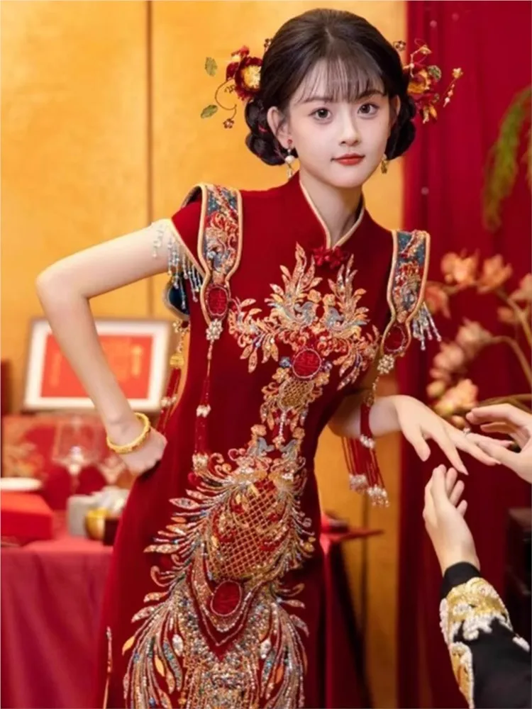 A small man wears cheongsam wedding dress and toasting for the