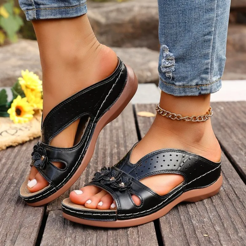 

Новые женские повседневные шлепанцы с цветочным узором, на танкетке, пляжные, уличные, модные, на платформе, удобные, нескользящие сандалии, большие размеры до 43