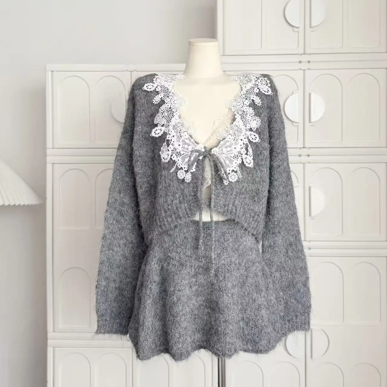 

Женская милая трикотажная юбка из двух предметов, комплект леди, весна-осень, кружево с v-образным вырезом, шнуровка, длинный рукав, свободный короткий кардиган + мини-юбка