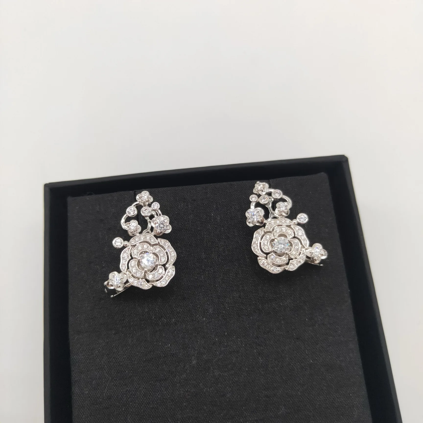 

Exquisite and luxurious socialite temperament with diamond studded earrings, giving a girl a birthday gift