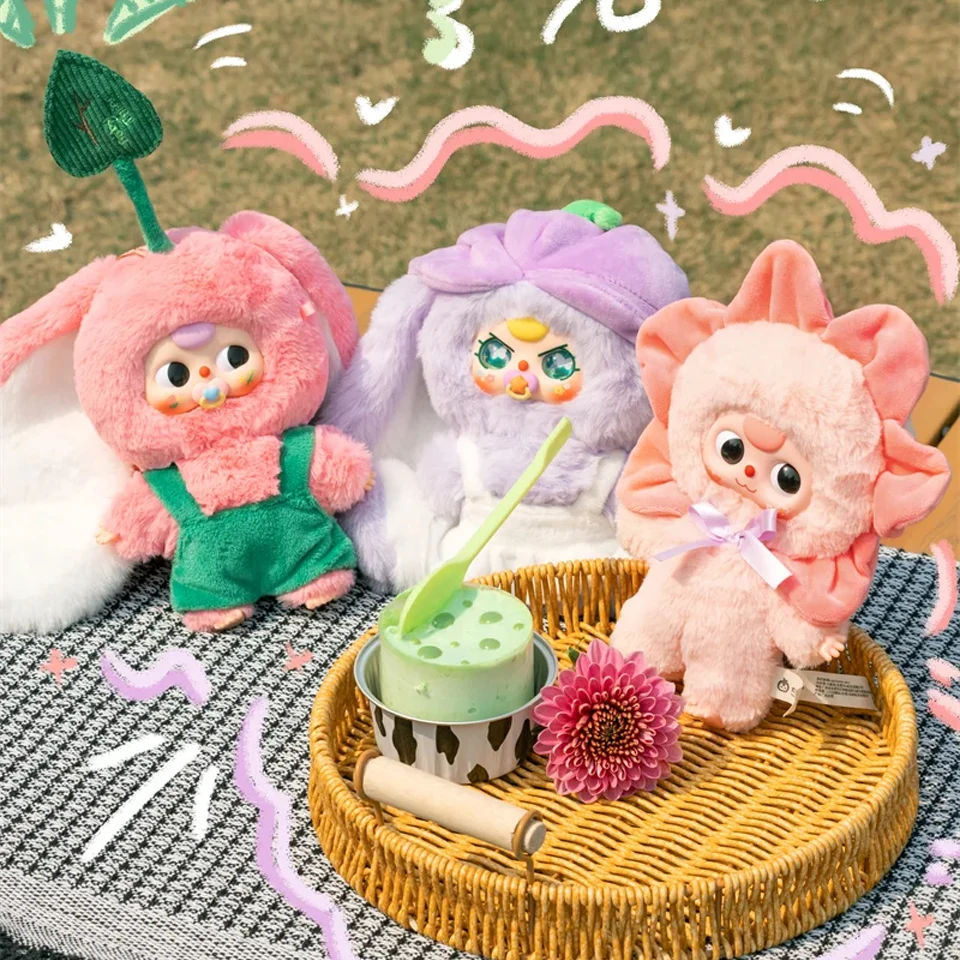 

Аутентичный ребенок три года, где плюшевая глухая коробка весной игры с милыми кукольными подвесками для подарка на день рождения для девочек