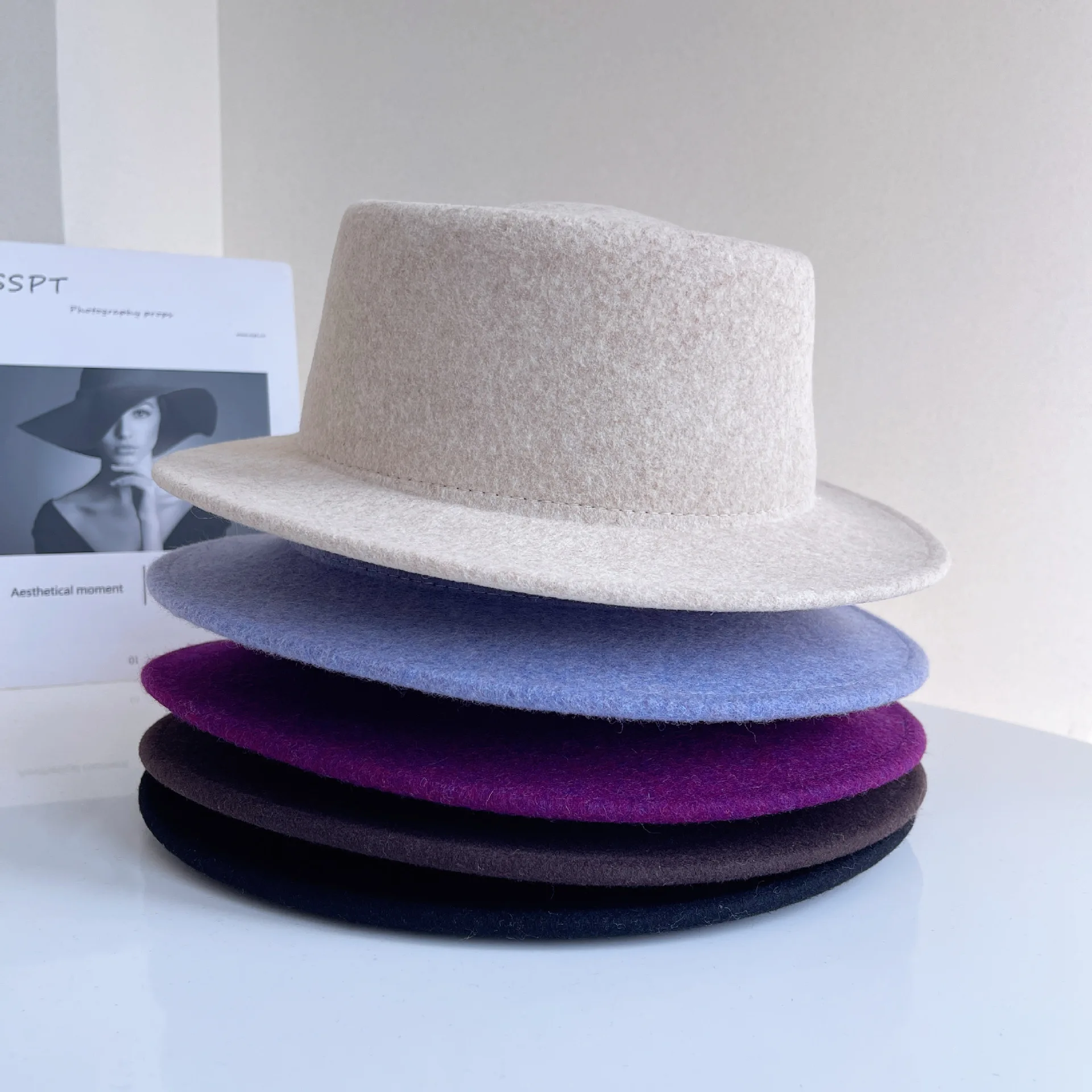 

2026 Новая красочная шляпа с плоским цилиндром из австралийской шерсти, женская элегантная изысканная модная шерстяная шляпа, модная стильная джазовая шляпа