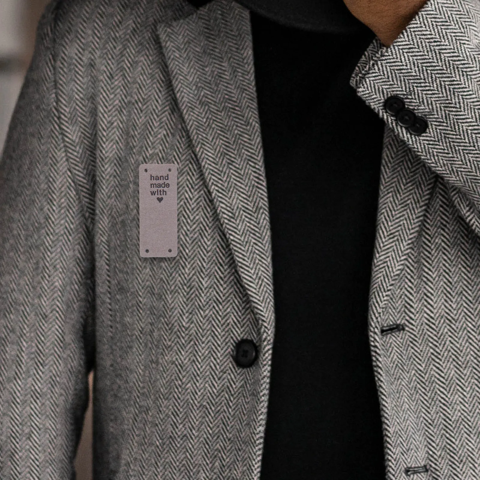 

30 шт. цветных тисненых этикеток из микрофибры премиум-класса для пришивания к одежде, сумкам, кошелькам, шапкам, украшениям, для рукоделия, вязания крючком и спицами