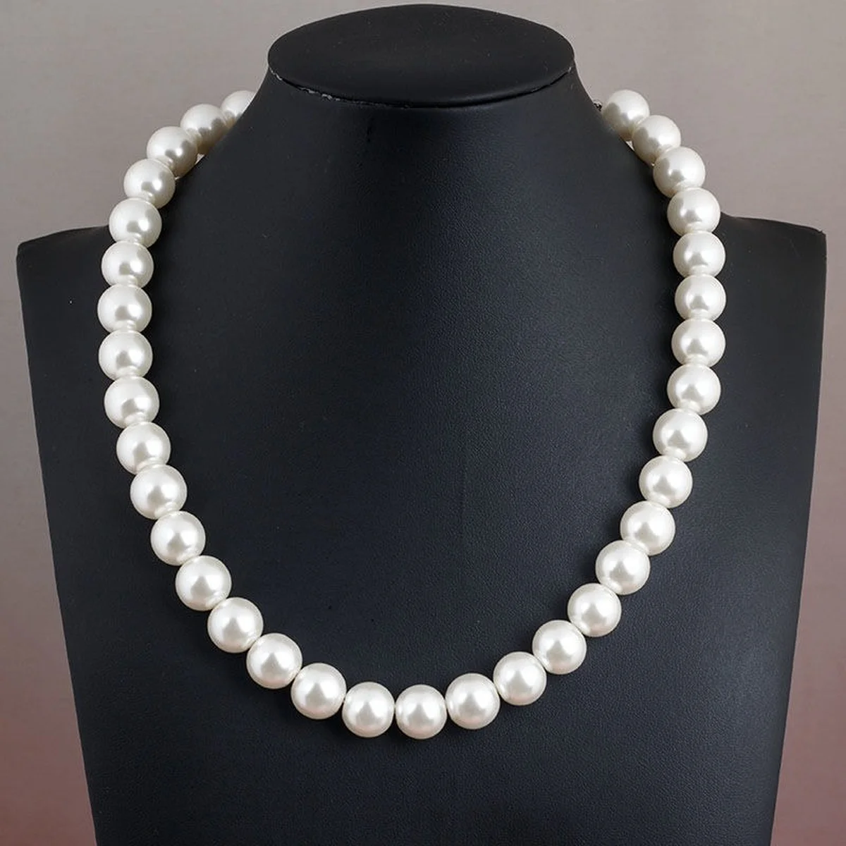 2022 Trend Elegant Jewelry Wedding Big Pearl Necklace For Women Fashion White Imitation Pearl Choker Necklace