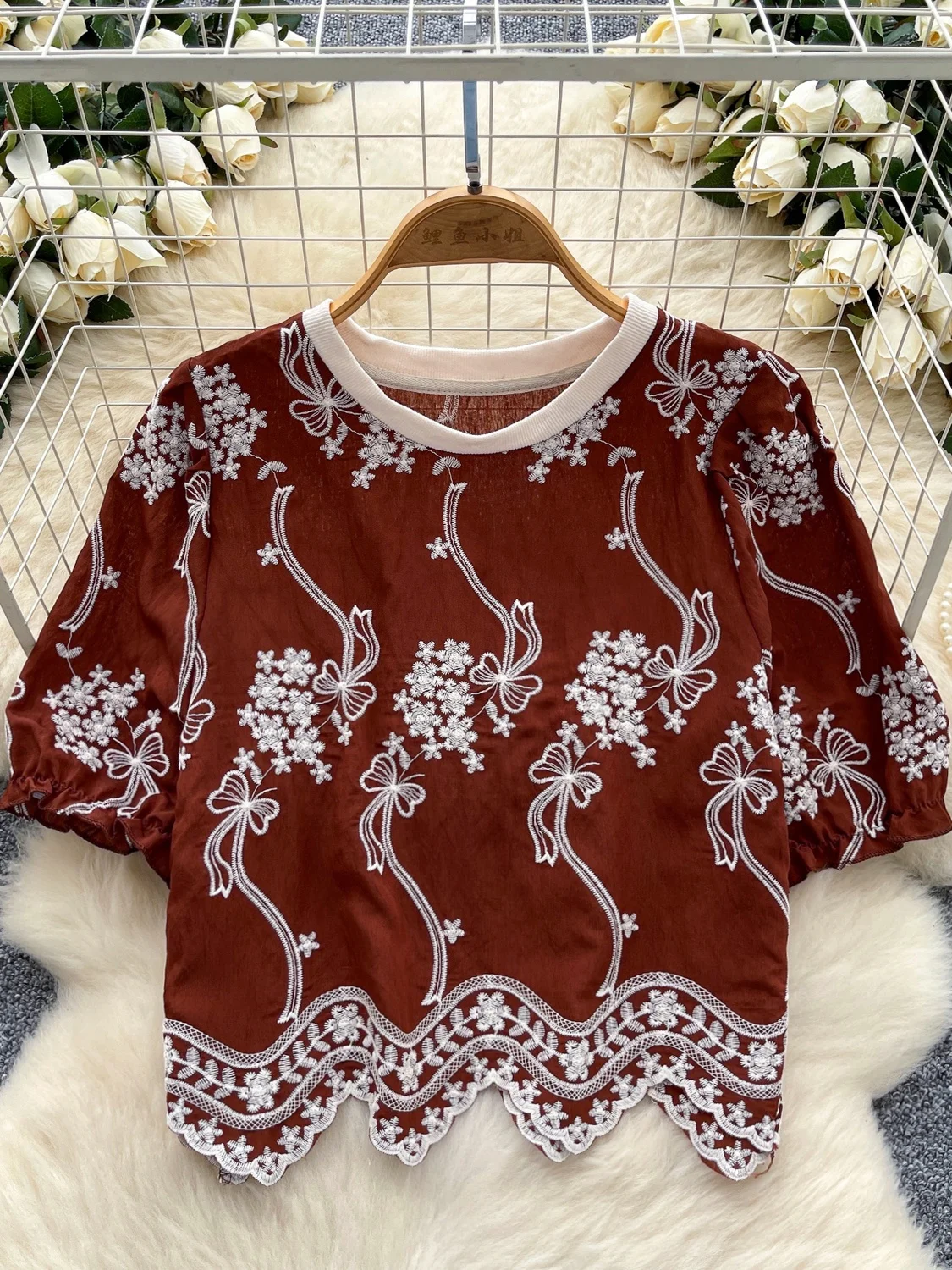

Retro Heavy Embroidery round Ne Bubble Sve ort irt Women's Korean Sle Casual Summer Design Sense Asymmetrical Blouse