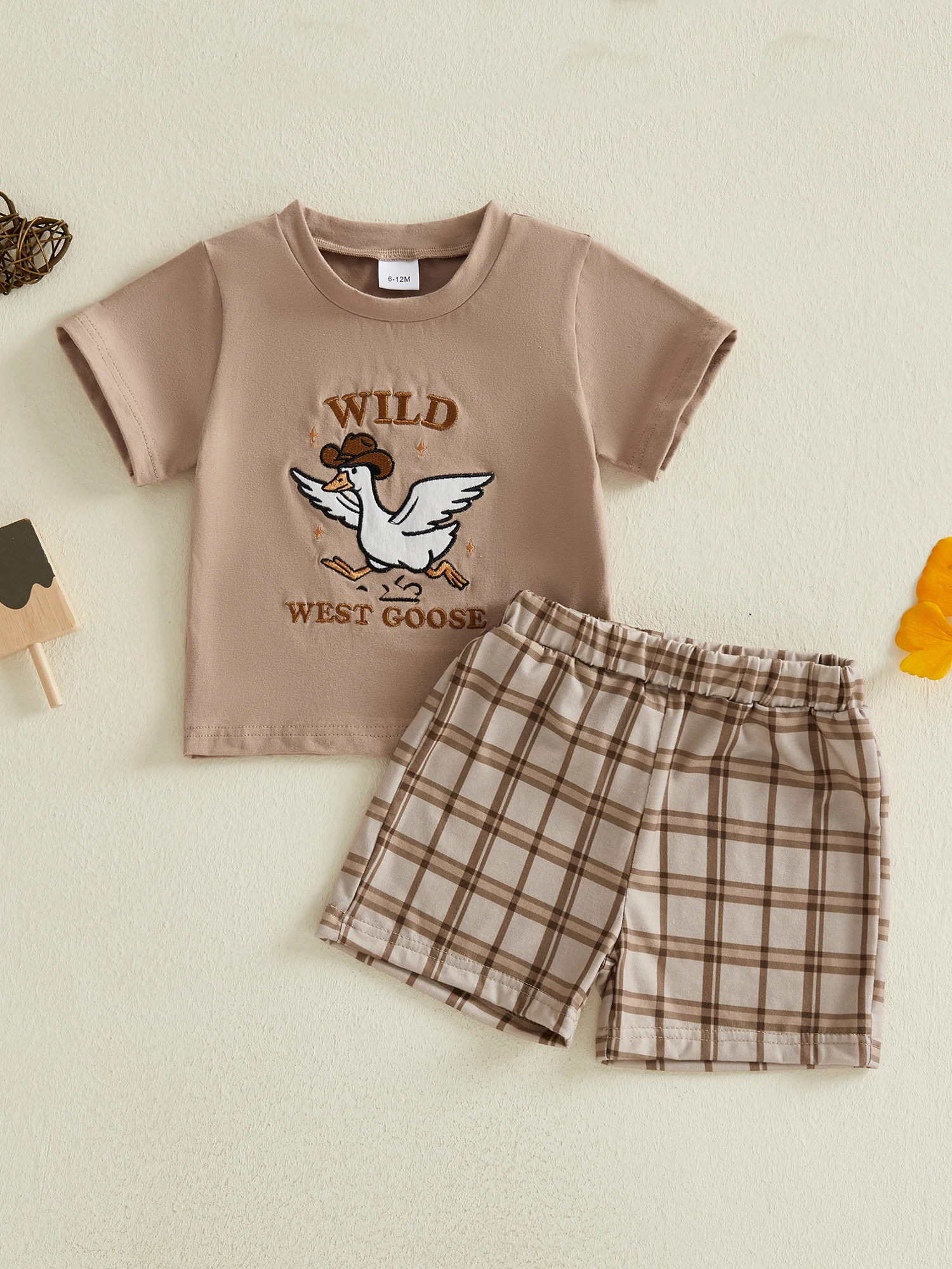 

Комплект летней одежды для младенцев из 2 предметов: топ с круглым вырезом с короткими рукавами и вышивкой «гусица» и шорты в клетку на резинке