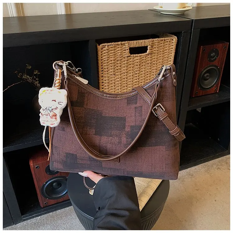High Density Diaper Bag with Thick Material Resists Tearing and Ensures Long Service Life Span