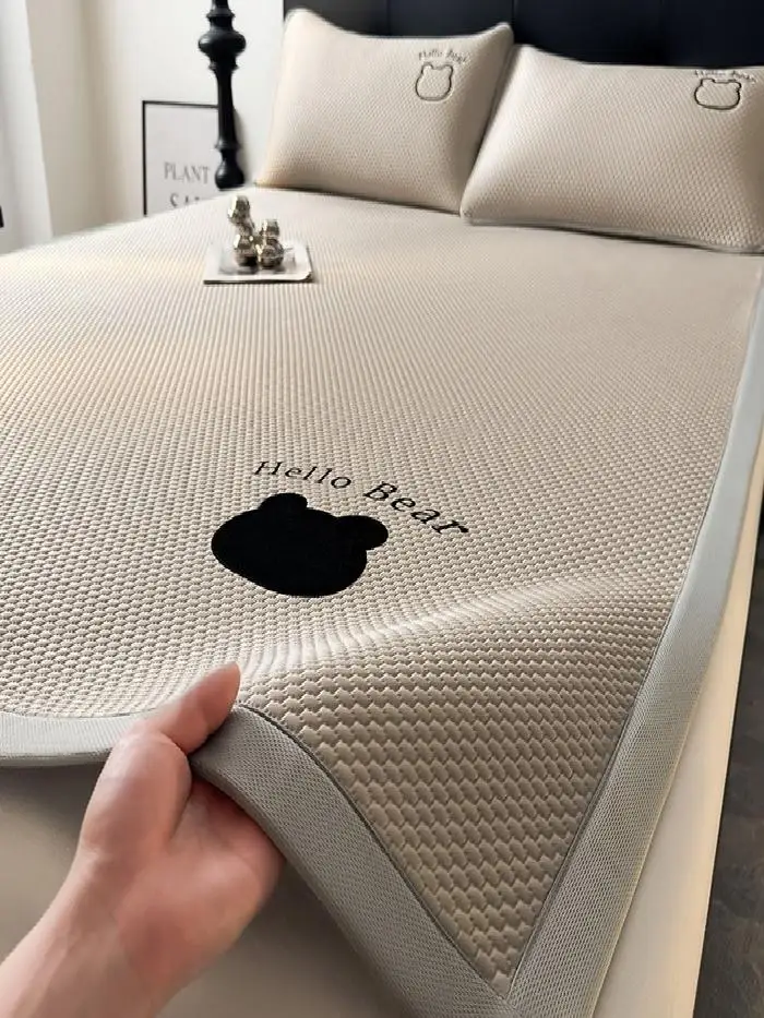 

Летний охлаждающий коврик из ледяного шелка, комплект из трех предметов, с высококачественной вышивкой, для кондиционированных помещений, моющийся, для общежитий, односпальный, мягкий, для кровати