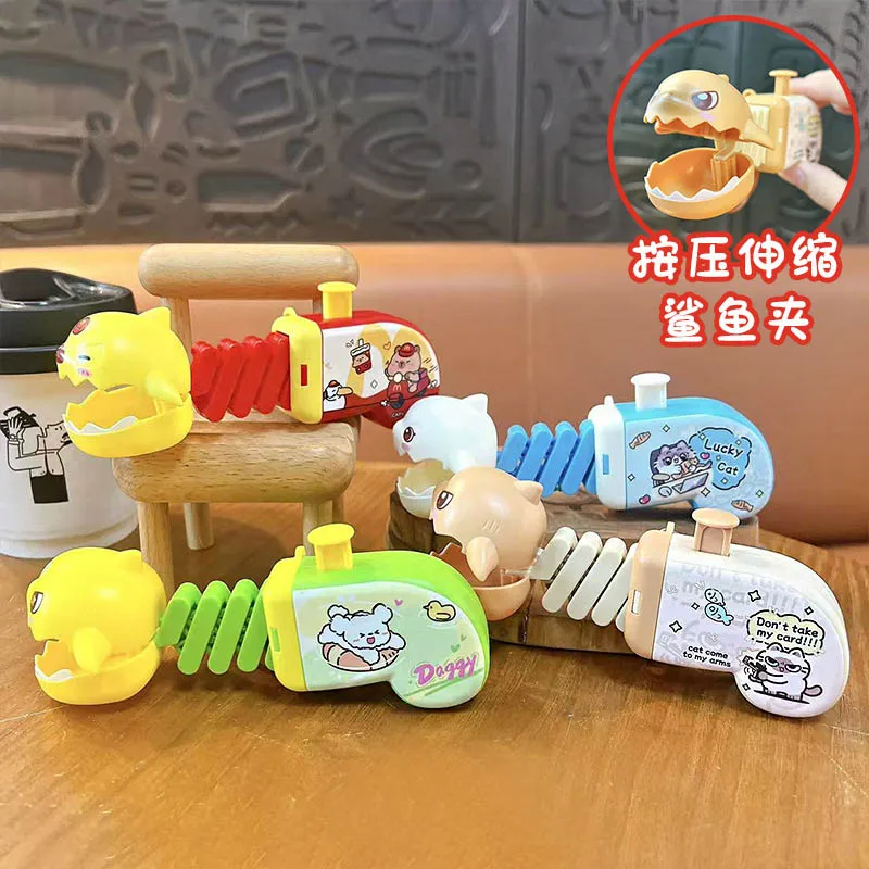 

Creative Stress Relief Retractable Shark Clip Keychain Pendant Funny Spring Mechanical Biting Prank Toys Cute Pendant