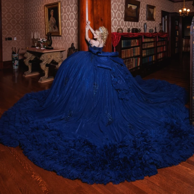 

Темно-синие блестящие платья Quinceanera с открытыми плечами и аппликацией из кружева с бисером и кристаллами, многоуровневое тюлевое платье с бантом для вечеринки, дня рождения, сладкое платье 16.