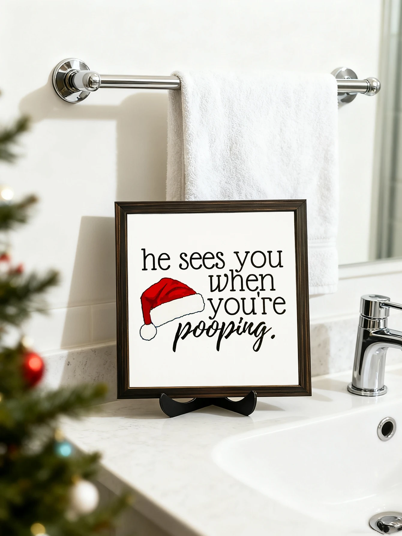 لافتة حمام مضحكة لعيد الميلاد مع قبعة سانتا الحمراء، لوحة مؤطرة لديكور عيد الميلاد، زخرفة سطح المكتب المبتكرة، هدية ديكور المرحاض المنزلي #4