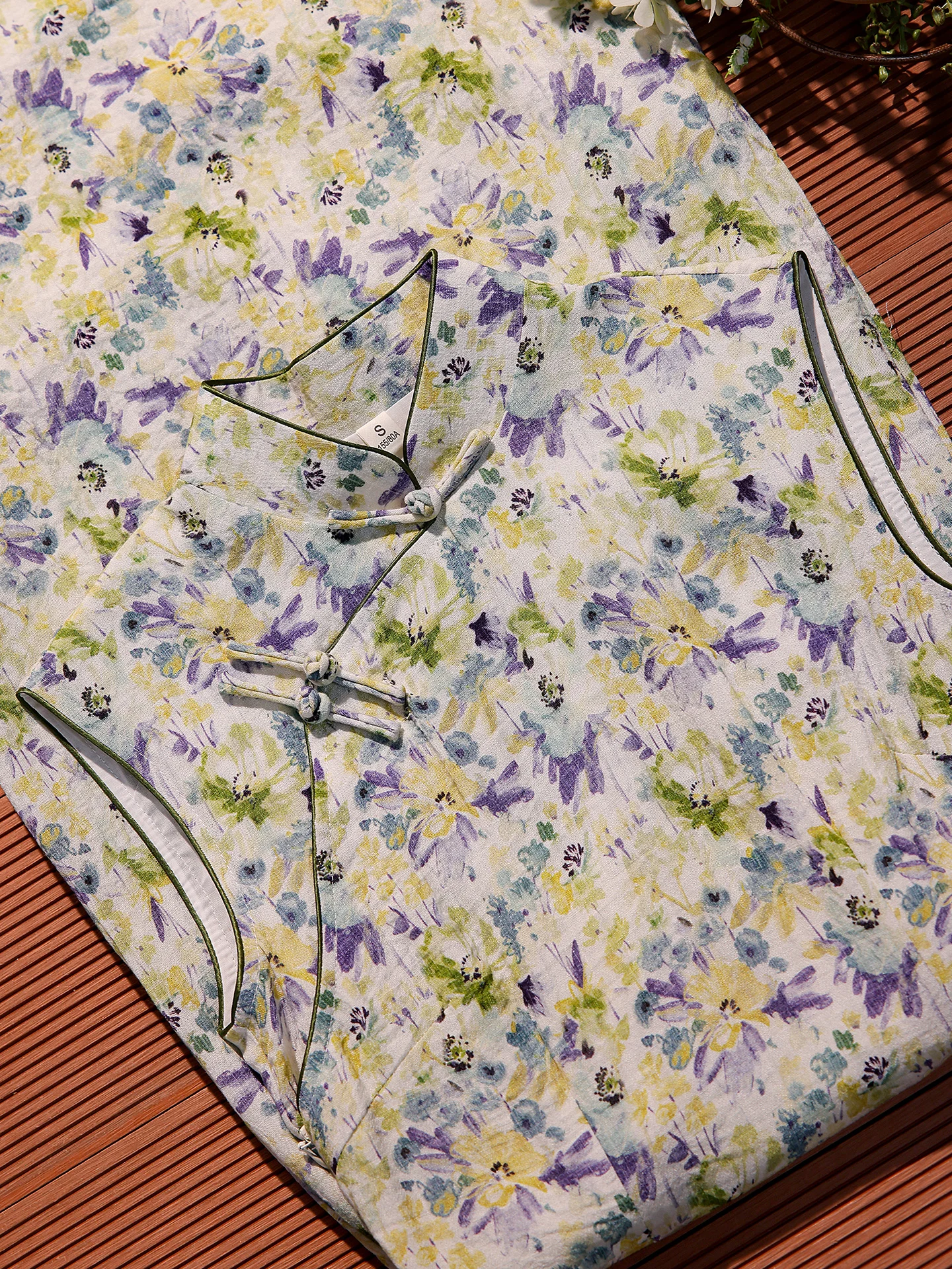 

Новое китайское улучшенное платье-халат для молодых девушек, весна-лето 2026, простое, в стиле ретро, с длинным асимметричным воротником, без рукавов, полностью приталенное.