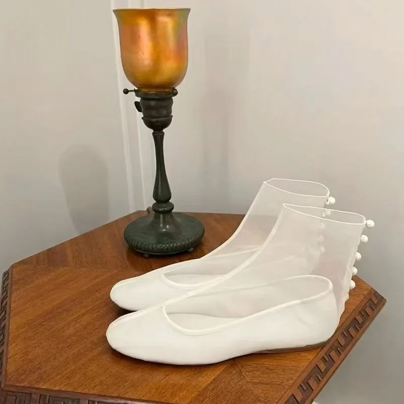 

2025: белые туфли на плоской подошве с дышащей сеткой. Летняя мода и ботильоны. Повседневная женская обувь Мэри Джейн.