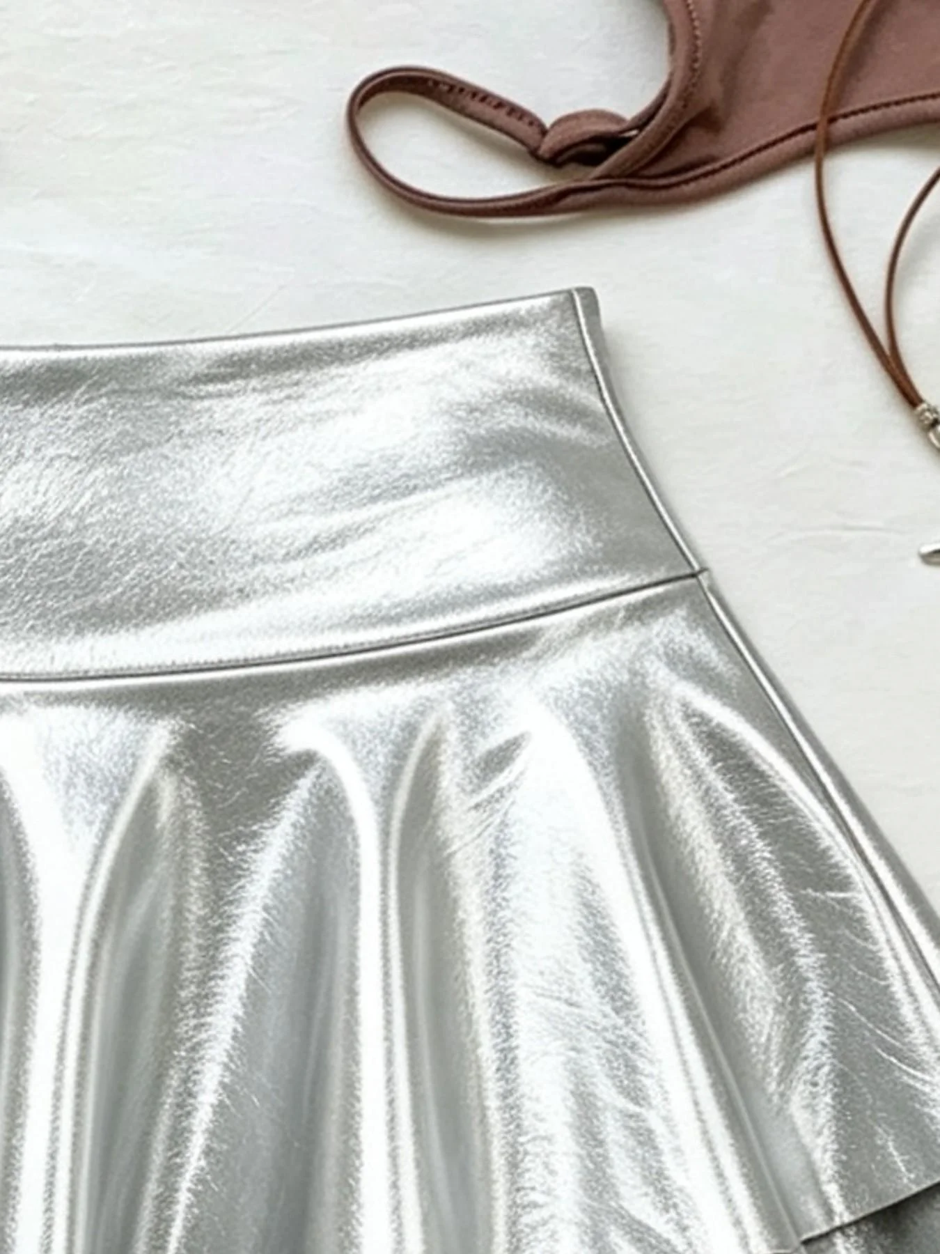 Damen Metallic-Minirock mit mehreren Lagen, hoher Taille, doppelter Rüschenborte, ausgestellter kurzer Rock, lässige Basic-Unterhose – Detail 3