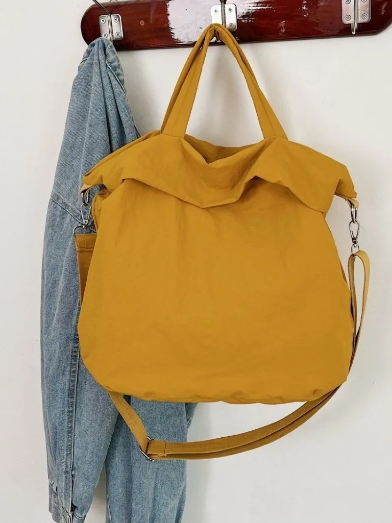 CEEKAY Mattschwarze, gekräuselte Nylon-Umhängetasche, übergroße, weiche Umhängetasche mit einfacher Überschlagöffnung, breiter, verstellbarer Stoffriemen, lässige Handtasche – Detail 34