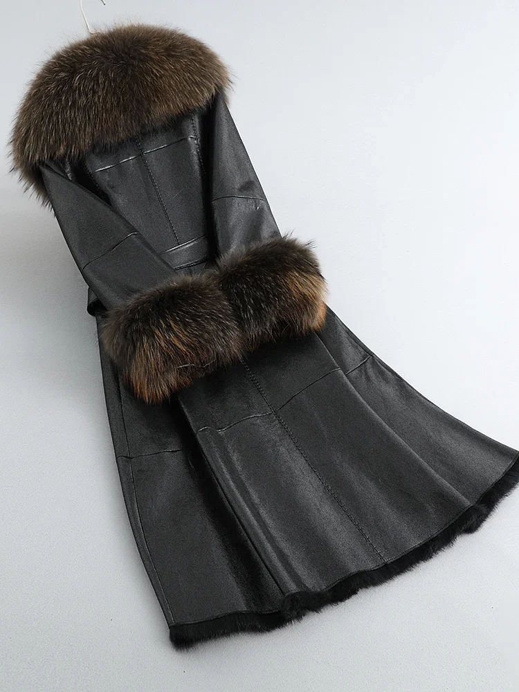 سترة جديدة متوسطة إلى طويلة من فراء الراكون وبطانة داخلية من فراء الأرانب للنساء