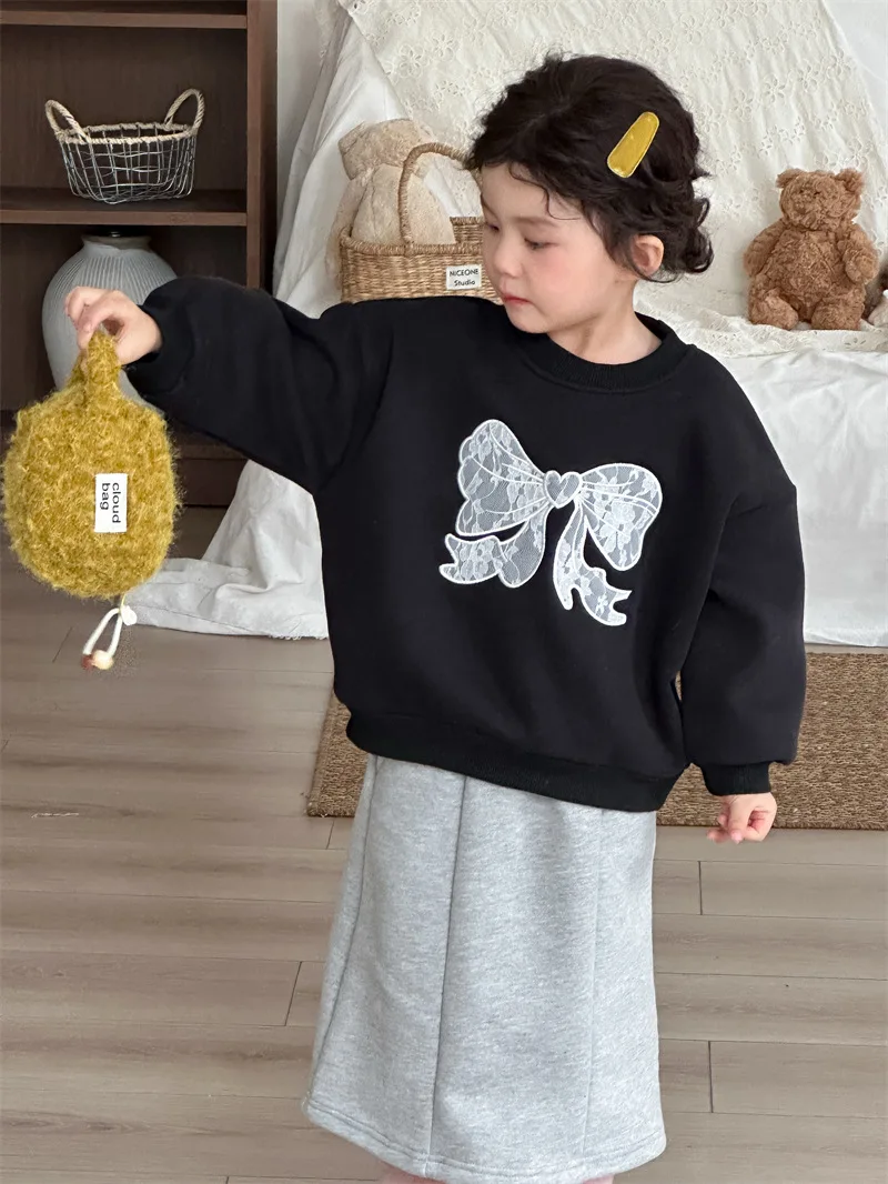 2025 شتاء النسخة الكورية الجديدة من الفتيات الدانتيل المطرزة سترة الأطفال المخملية سميكة الجولة الرقبة طويلة الأكمام