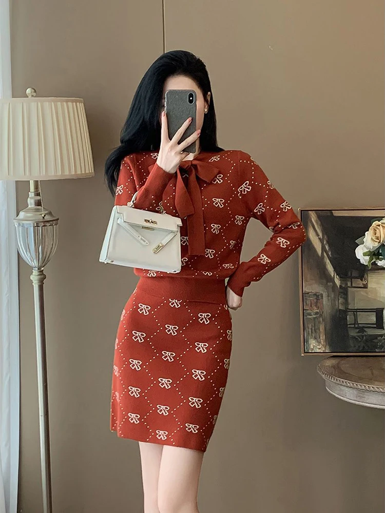 Otoño nuevo arco estampado todo-fósforo manga larga suéter de moda cintura elástica adelgazante A-line Falda corta conjunto de dos piezas