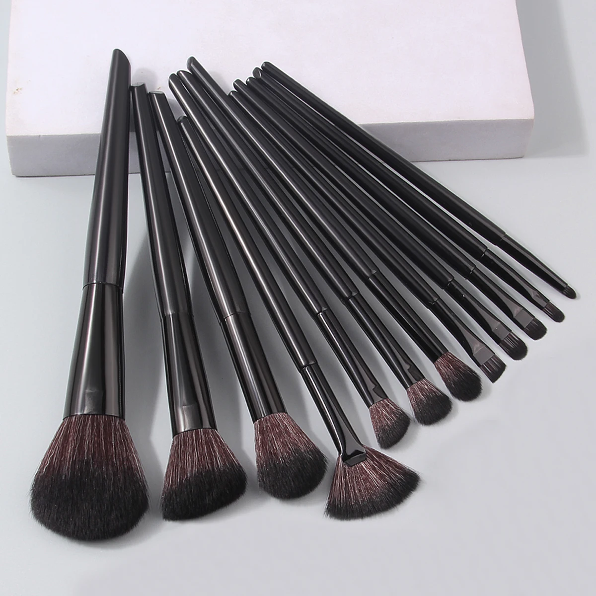 Nieuwe 12-delige losse borstel van zachte vezels, waaiervormige borstel, concealerborstel, oogschaduwborstel, multifunctionele gezichtsmake-upborstelset