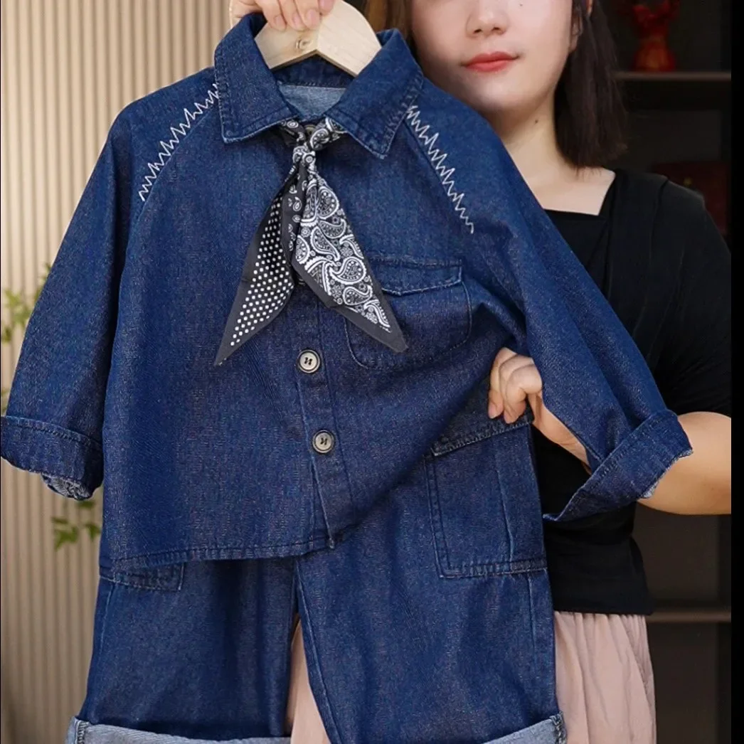 

Новый осенний комплект детской одежды 2026 года: шелковый шарф, пальто и джинсы для мальчиков и девочек, модный детский костюм-тройка