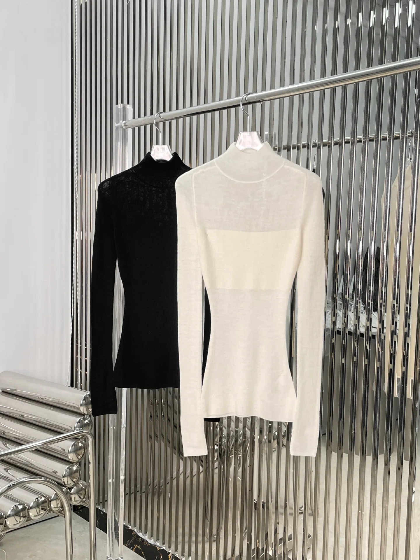 

Женский приталенный вязаный свитер с длинным рукавом и высоким воротником из тонкой шерсти, универсальный базовый слой, украшенный металлической эмблемой