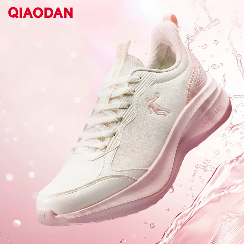 

QIAODAN женские кроссовки водонепроницаемая кожаная легкая спортивная обувь 2025 зимние новые мягкие кроссовки для бега QXB022254224R