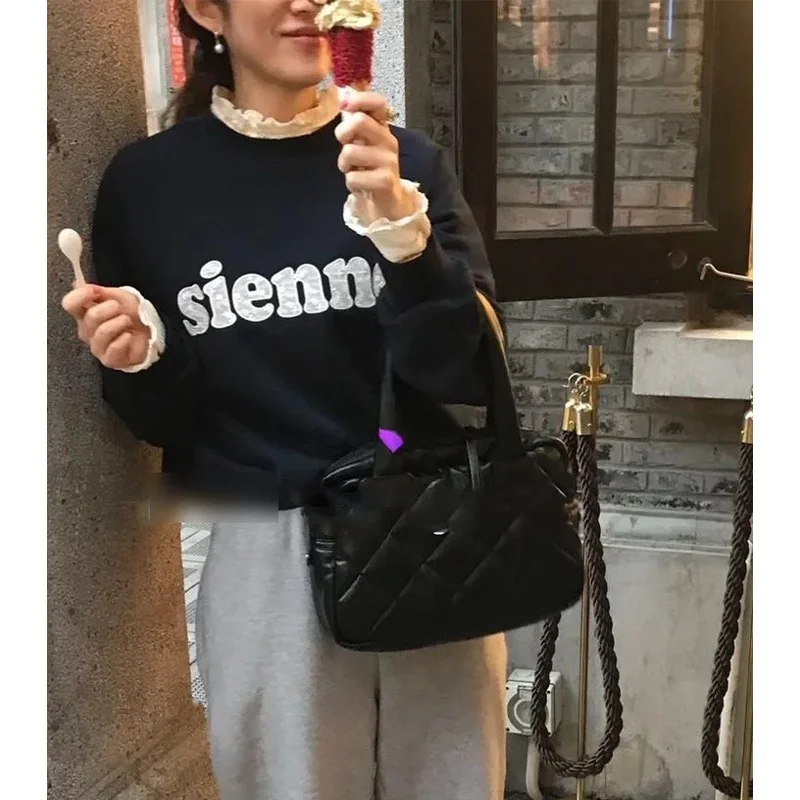 سترة نسائية مصممة بأكمام طويلة وياقة مستديرة مع تطريز دانتيل خريفي وأزرار خلفية وحزام، بأسلوب الشارع