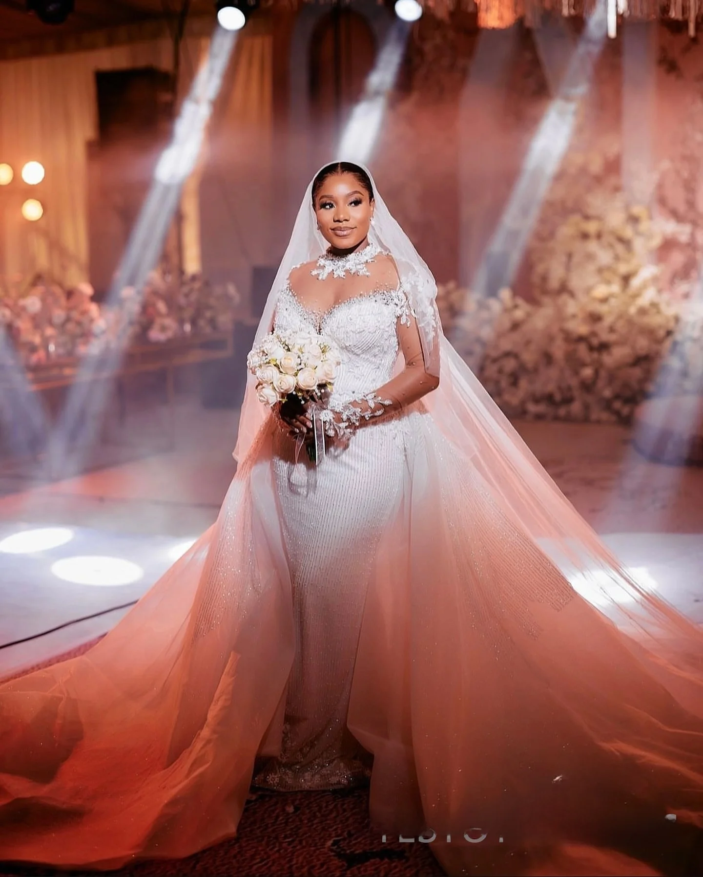 Maßgeschneidertes Meerjungfrau-Hochzeitskleid mit 3D-Applikationen, hohem Kragen und glitzernden Pailletten und abnehmbarem Rock, langärmliges Illusions-Brautkleid