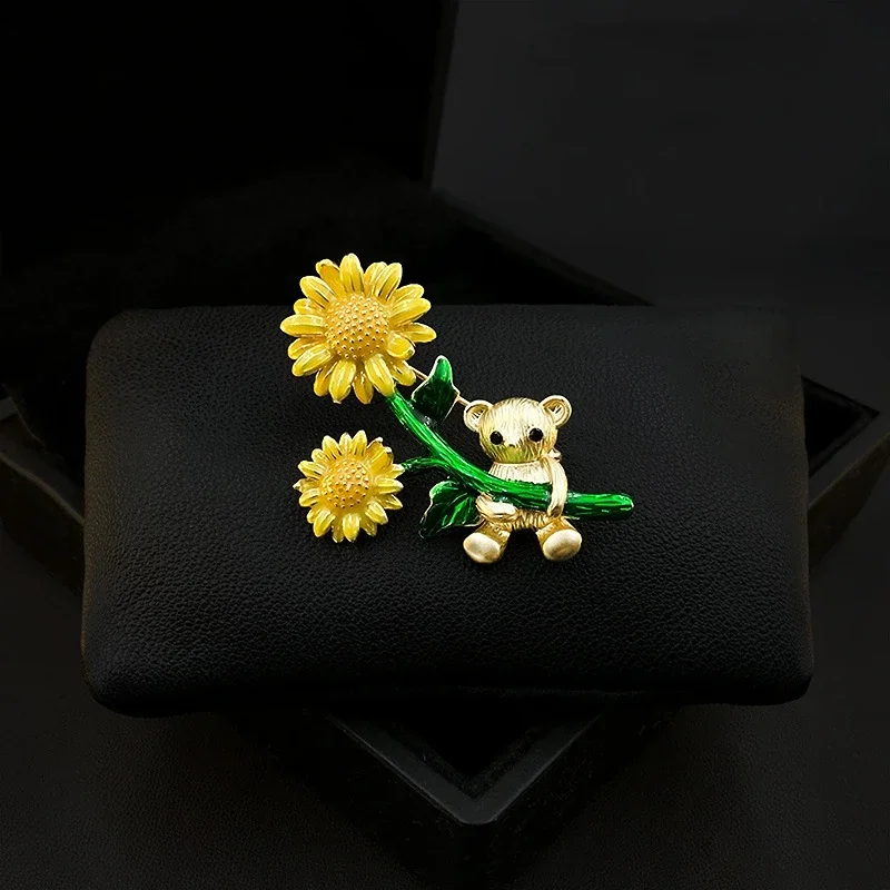 

Luxury Sunflower Bear Suit Brooches Women's Neckline New Fashion Cute Cartoon Animal Fine Corsage Pins Accessories Jewelry 3778