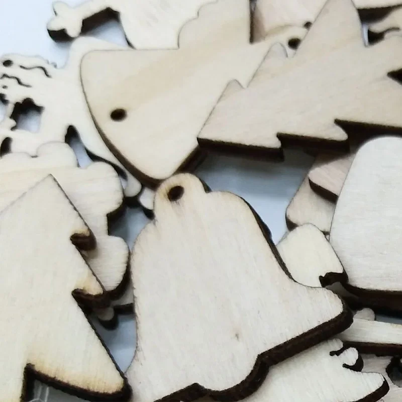50 قطعة 30 مللي متر عيد الميلاد سلسلة DIY بها بنفسك رقاقة خشبية جوفاء لشجرة عيد الميلاد رقائق الخشب الزخرفية الحرفية اليدوية ندفة الثلج سانتا كلوز