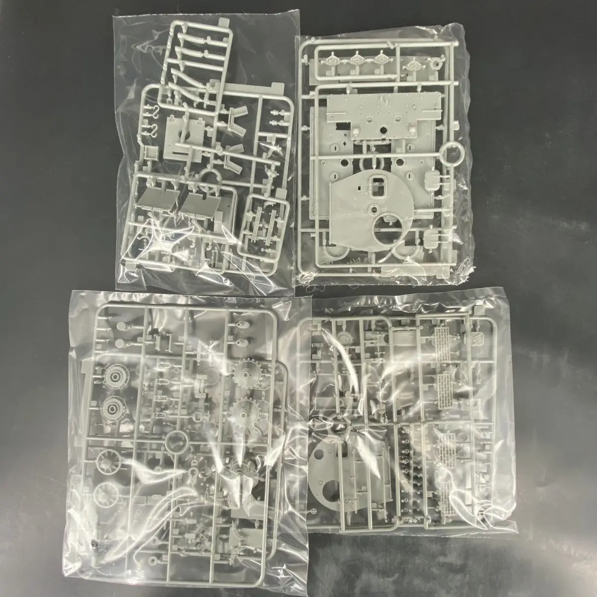 Dragon Md006 1/35 German Tiger Tank Early Type Car Assemble Figure Model Assembly Uncolored Collectible Custom Toy Birthday Gift