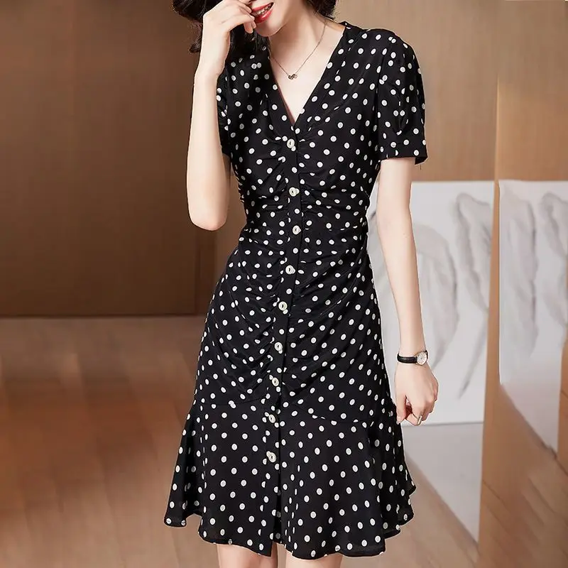 2023 Summer New Fashion Polka Dot V-neck Short Sleeve Vintage Dress Ladies Temperament Pleated Buttons Bodycon Dress Fashionable