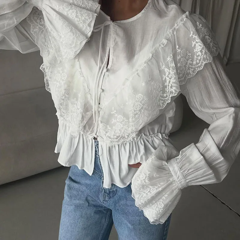 Blouse ample à manches longues pour femme, élégante, blanche, à dentelle florale et volants, col rond, boutonnée, à lacets, style automne-printemps