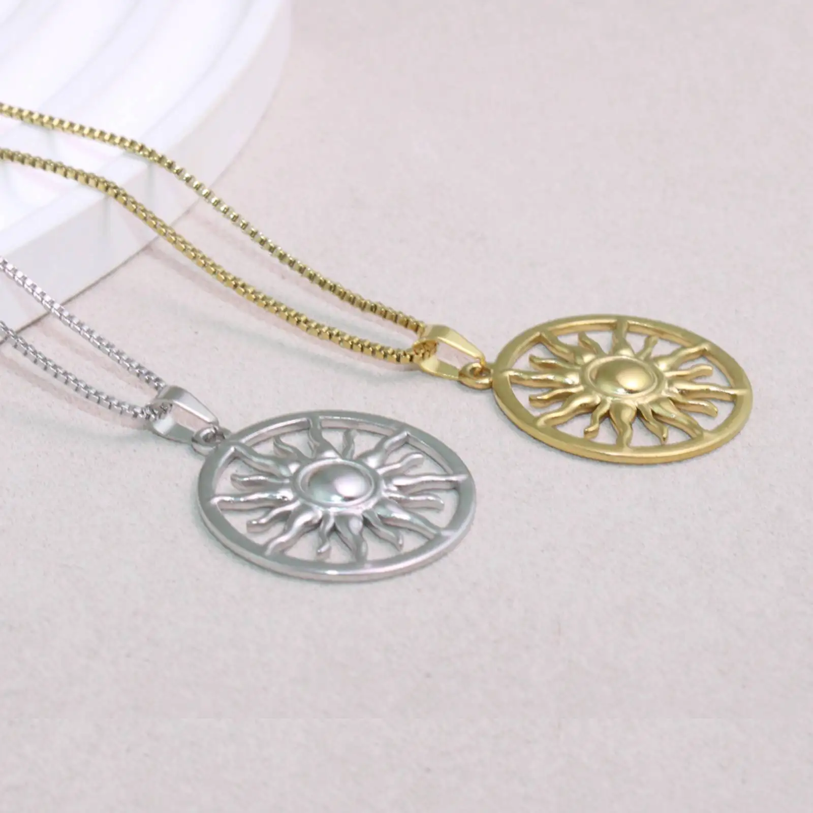 Edelstahl-Sonnen-Charms mit rundem Anhänger für Damen und Herren, Schmuckzubehör – Detail 1
