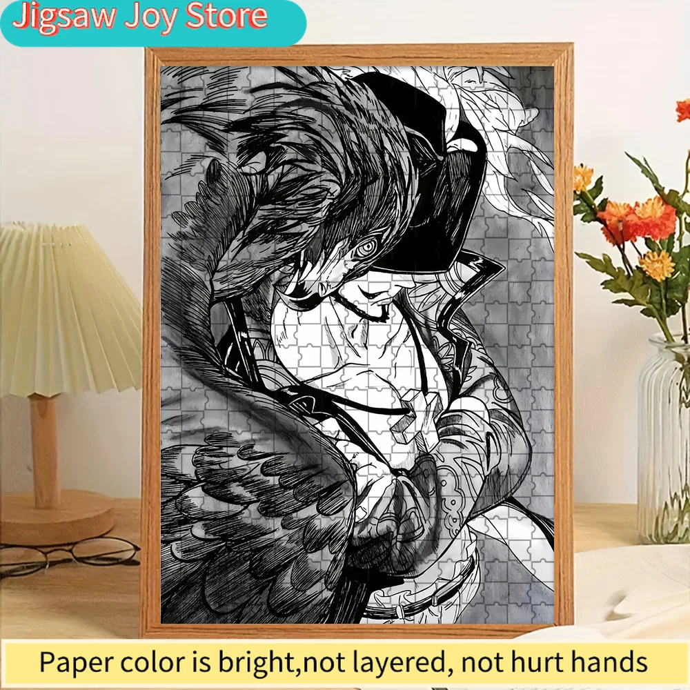 

Пазл из бумаги в монохромном стиле с эскизом персонажа: Дракул Михоук из One Piece в черной шляпе и с черным перьевой накидкой, в стиле скетч, с изображением мечника.