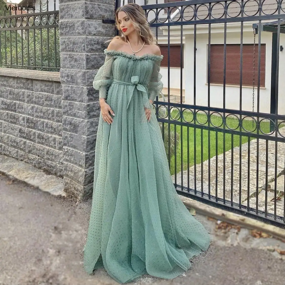 فستان سهرة منقط باللون الفيروزي على شكل حرف a ورقبة قارب عاري الكتفين وكشكشة من التل بدون ظهر بطول الأرض ذيل محكمة فستان حفلات