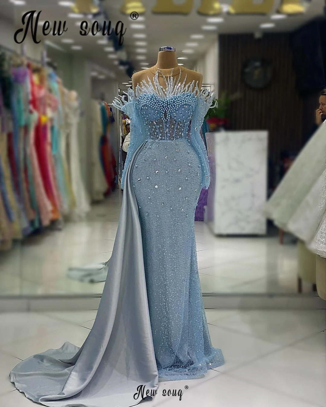 Vestido de noche de lujo con perlas azules ligeras árabes para mujer, vestidos de fiesta de boda, vestidos de graduación formales, tren lateral de manga larga, túnicas elegantes de satén