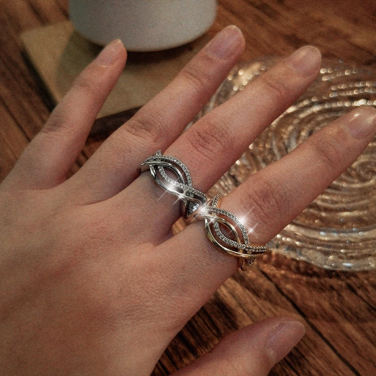 Silberner & Goldener Ring mit Unendlichkeits-Drehung & Synthetischem Zirkon für Damen Trendiger Statement-Schmuck Geschenk