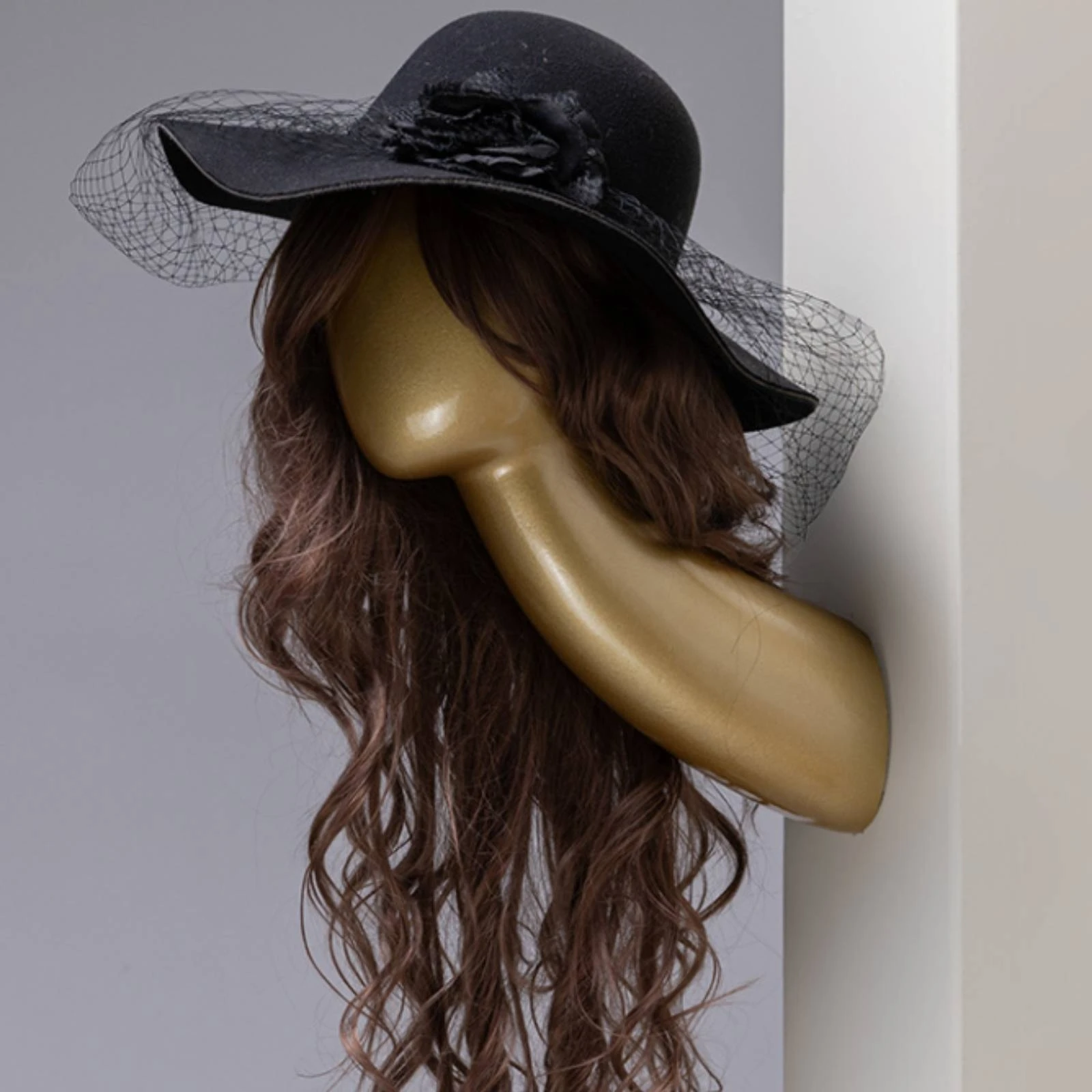 tete-de-mannequin-murale-gain-de-place-moulee-brillante-pour-salons-et-magasins-de-detail