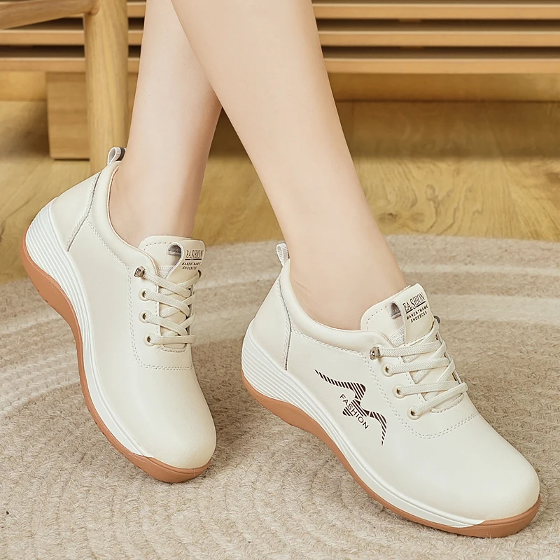 

Женские кожаные кроссовки на танкетке - повседневные прогулочные туфли на шнуровке с принтом птиц, нескользящие